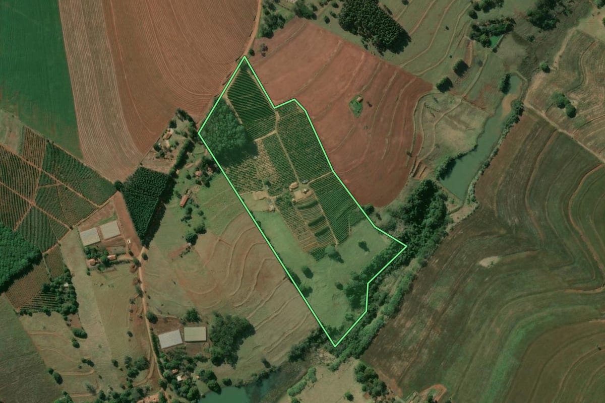 Imagem de satélite do imóvel rural em Manduri (SP), com o contorno declarado no CAR desenhado por cima.