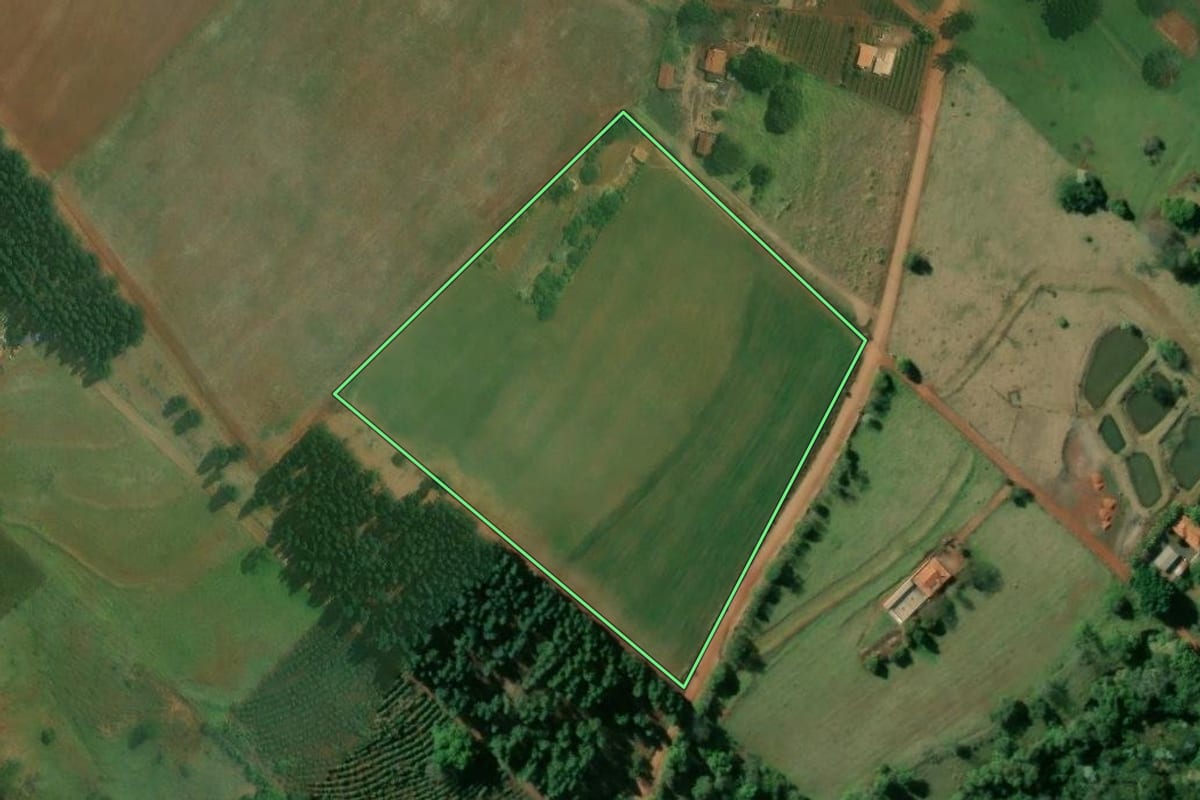 Imagem de satélite do imóvel rural em Manduri (SP), com o contorno declarado no CAR desenhado por cima.