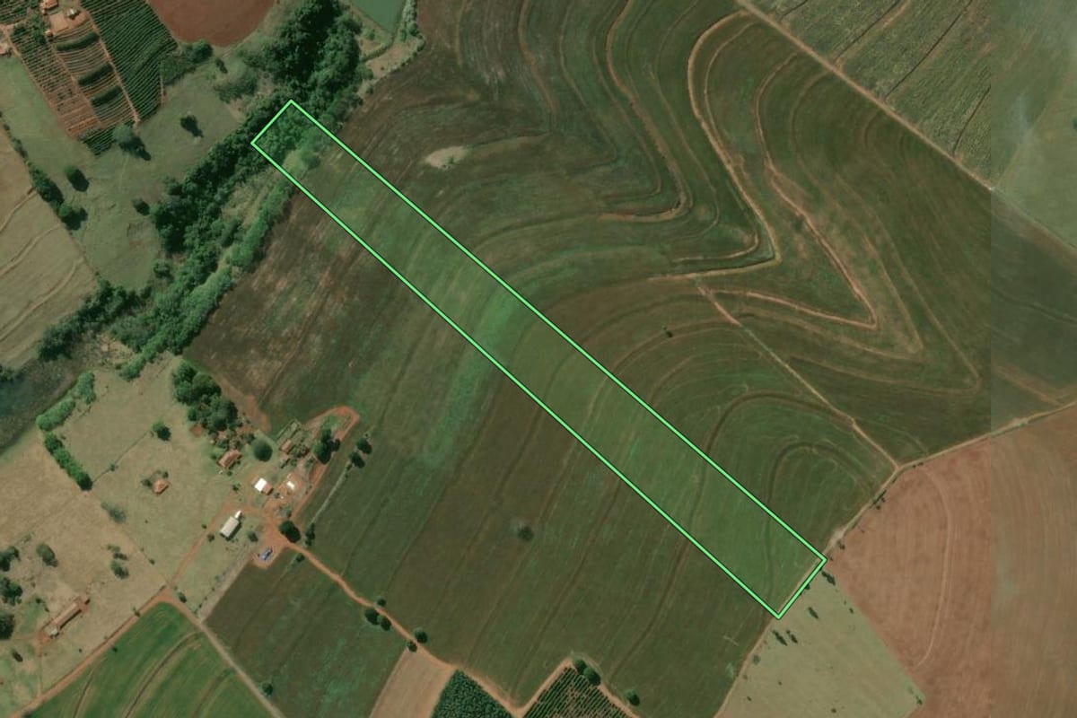 Imagem de satélite do imóvel rural em Manduri (SP), com o contorno declarado no CAR desenhado por cima.