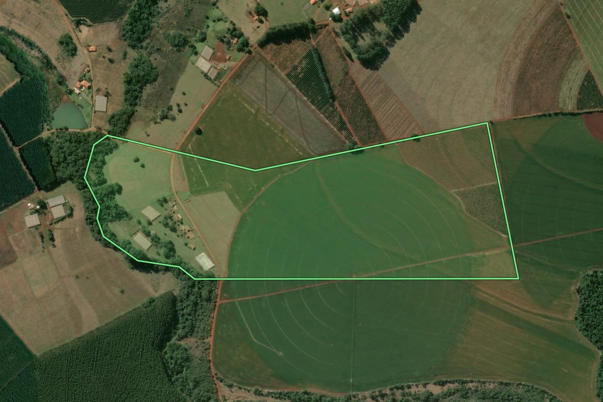 Imagem de satélite do imóvel rural em Manduri (SP), com o contorno declarado no CAR desenhado por cima.