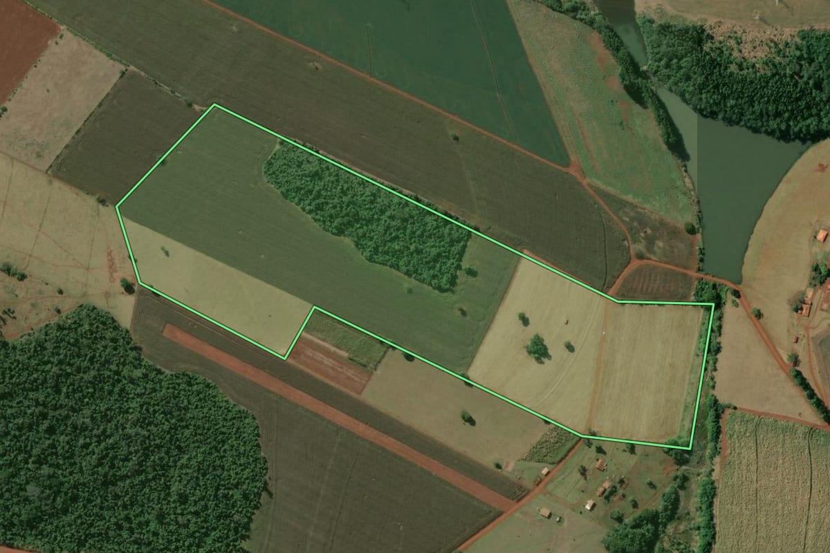 Imagem de satélite do imóvel rural em Manduri (SP), com o contorno declarado no CAR desenhado por cima.