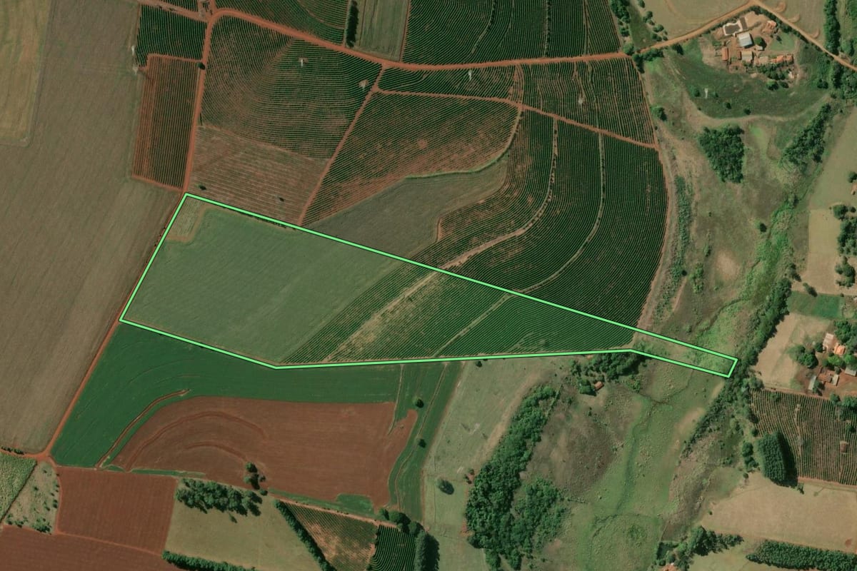 Imagem de satélite do imóvel rural em Manduri (SP), com o contorno declarado no CAR desenhado por cima.