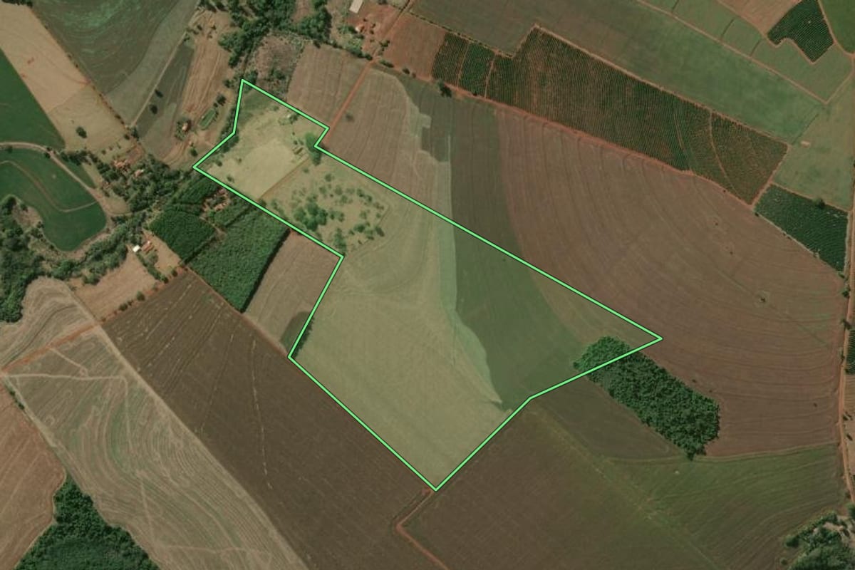 Imagem de satélite do imóvel rural em Manduri (SP), com o contorno declarado no CAR desenhado por cima.