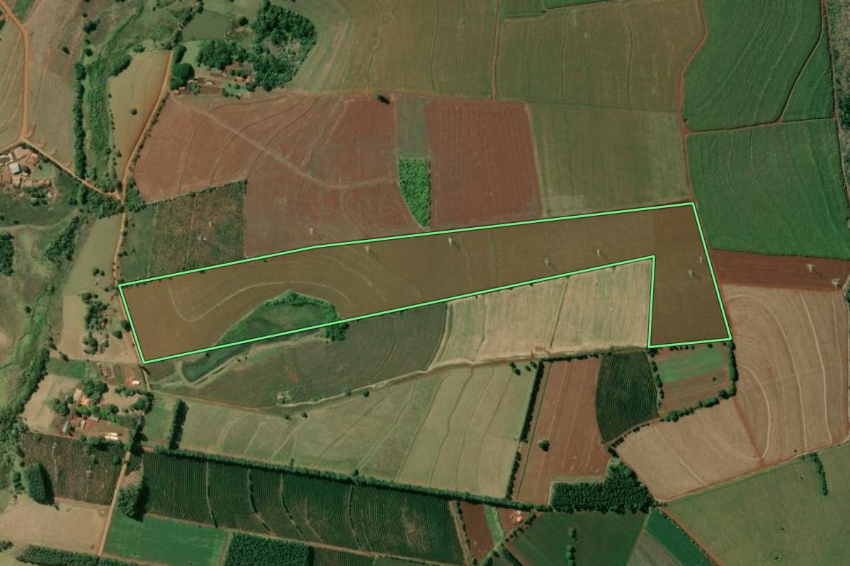Imagem de satélite do imóvel rural em Manduri (SP), com o contorno declarado no CAR desenhado por cima.