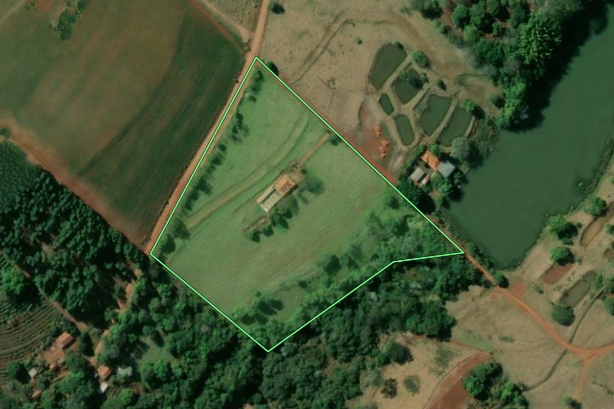 Imagem de satélite do imóvel rural em Manduri (SP), com o contorno declarado no CAR desenhado por cima.