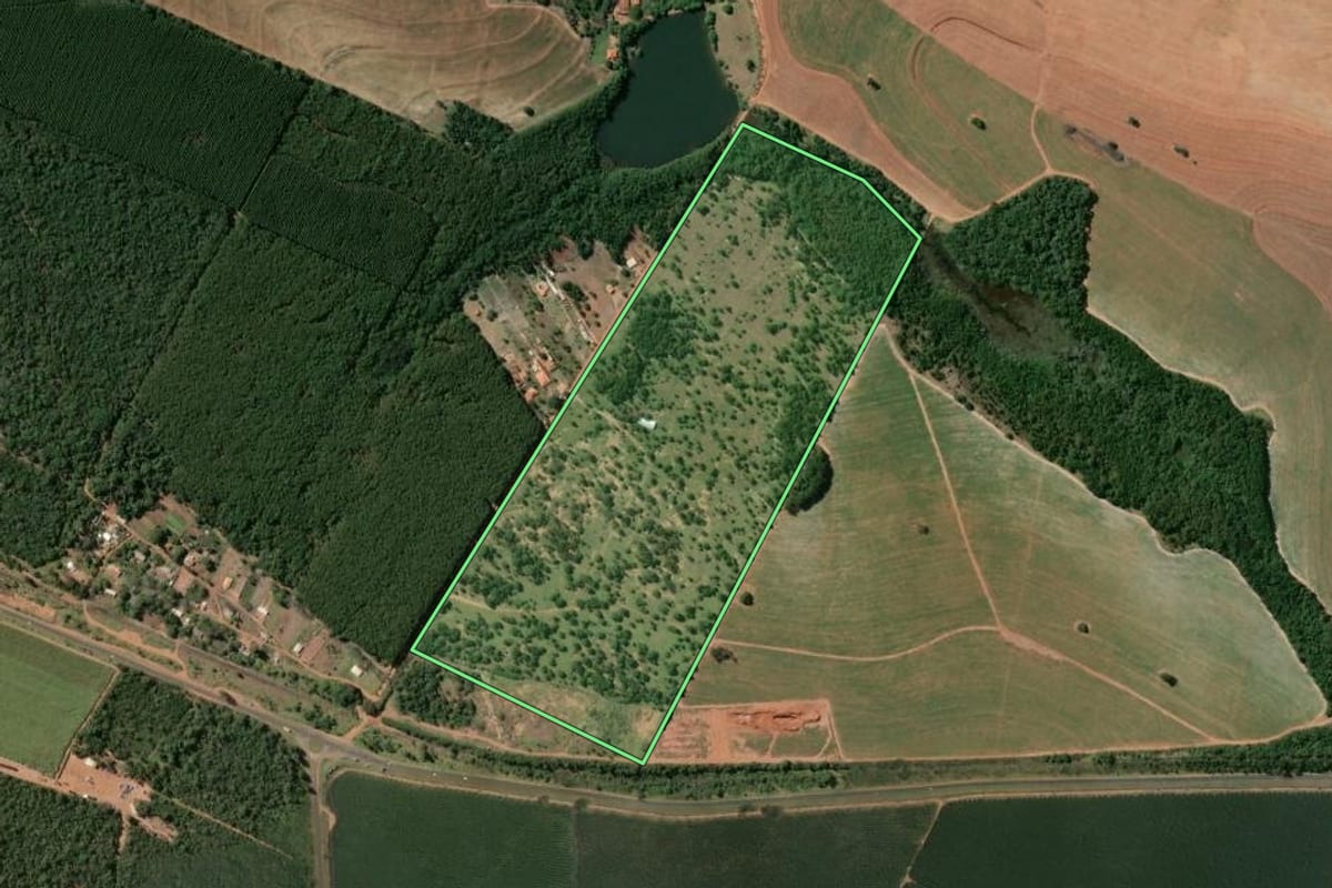 Imagem de satélite do imóvel rural em Manduri (SP), com o contorno declarado no CAR desenhado por cima.