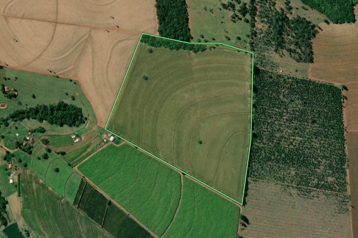 Imagem de satélite do imóvel rural em Manduri (SP), com o contorno declarado no CAR desenhado por cima.