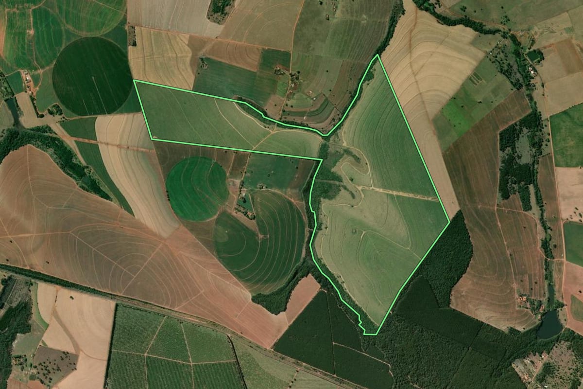 Imagem de satélite do imóvel rural em Manduri (SP), com o contorno declarado no CAR desenhado por cima.