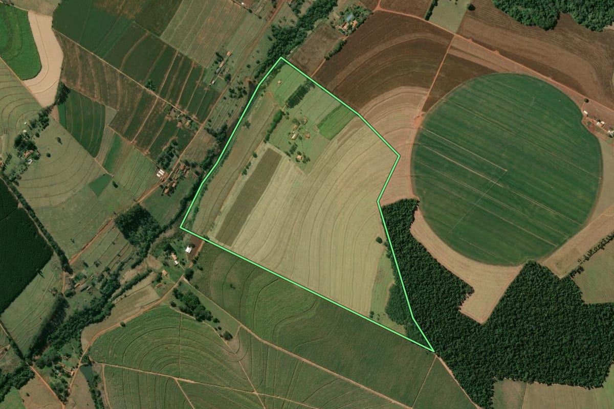 Imagem de satélite do imóvel rural em Manduri (SP), com o contorno declarado no CAR desenhado por cima.