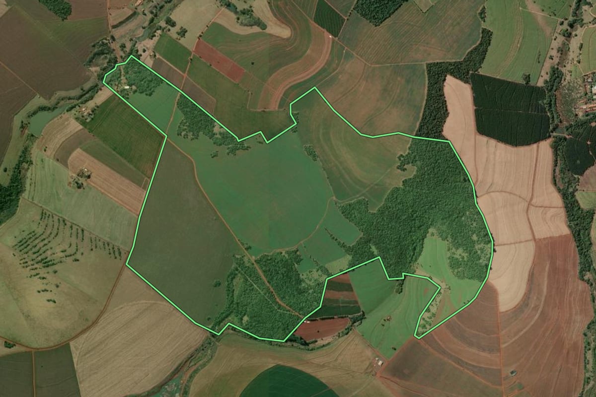 Imagem de satélite do imóvel rural em Manduri (SP), com o contorno declarado no CAR desenhado por cima.