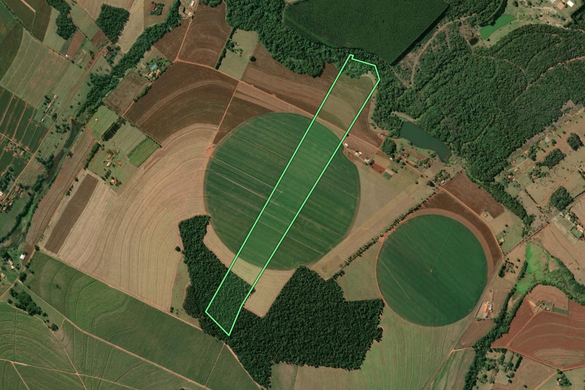 Imagem de satélite do imóvel rural em Manduri (SP), com o contorno declarado no CAR desenhado por cima.