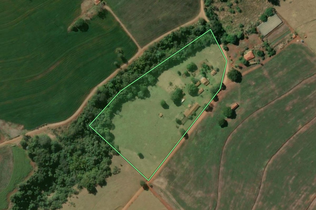Imagem de satélite do imóvel rural em Manduri (SP), com o contorno declarado no CAR desenhado por cima.