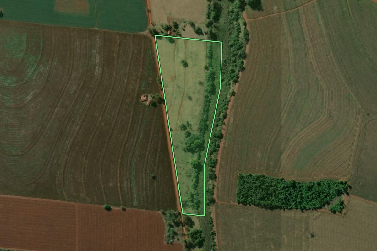 Imagem de satélite do imóvel rural em Manduri (SP), com o contorno declarado no CAR desenhado por cima.