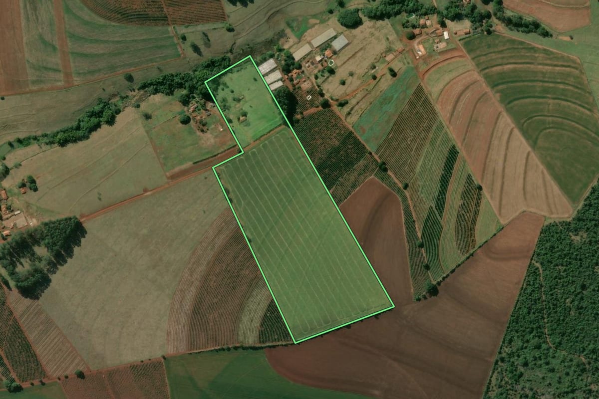 Imagem de satélite do imóvel rural em Manduri (SP), com o contorno declarado no CAR desenhado por cima.