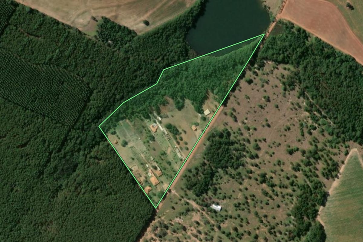 Imagem de satélite do imóvel rural em Manduri (SP), com o contorno declarado no CAR desenhado por cima.