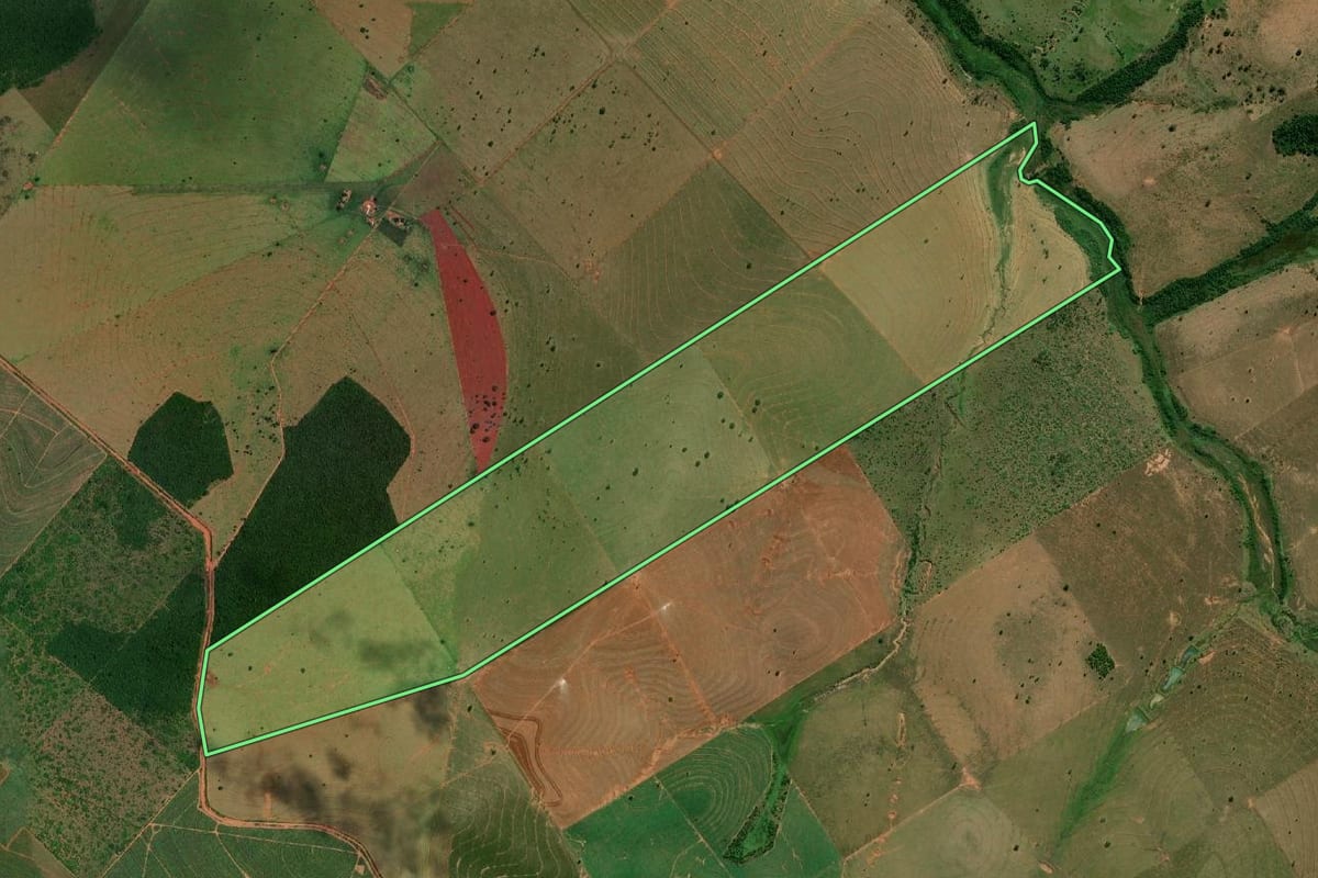 Imagem de satélite do imóvel rural em Marabá Paulista (SP), com o contorno declarado no CAR desenhado por cima.