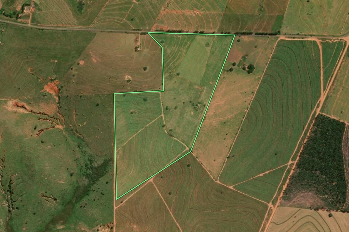 Imagem de satélite do imóvel rural em Marabá Paulista (SP), com o contorno declarado no CAR desenhado por cima.