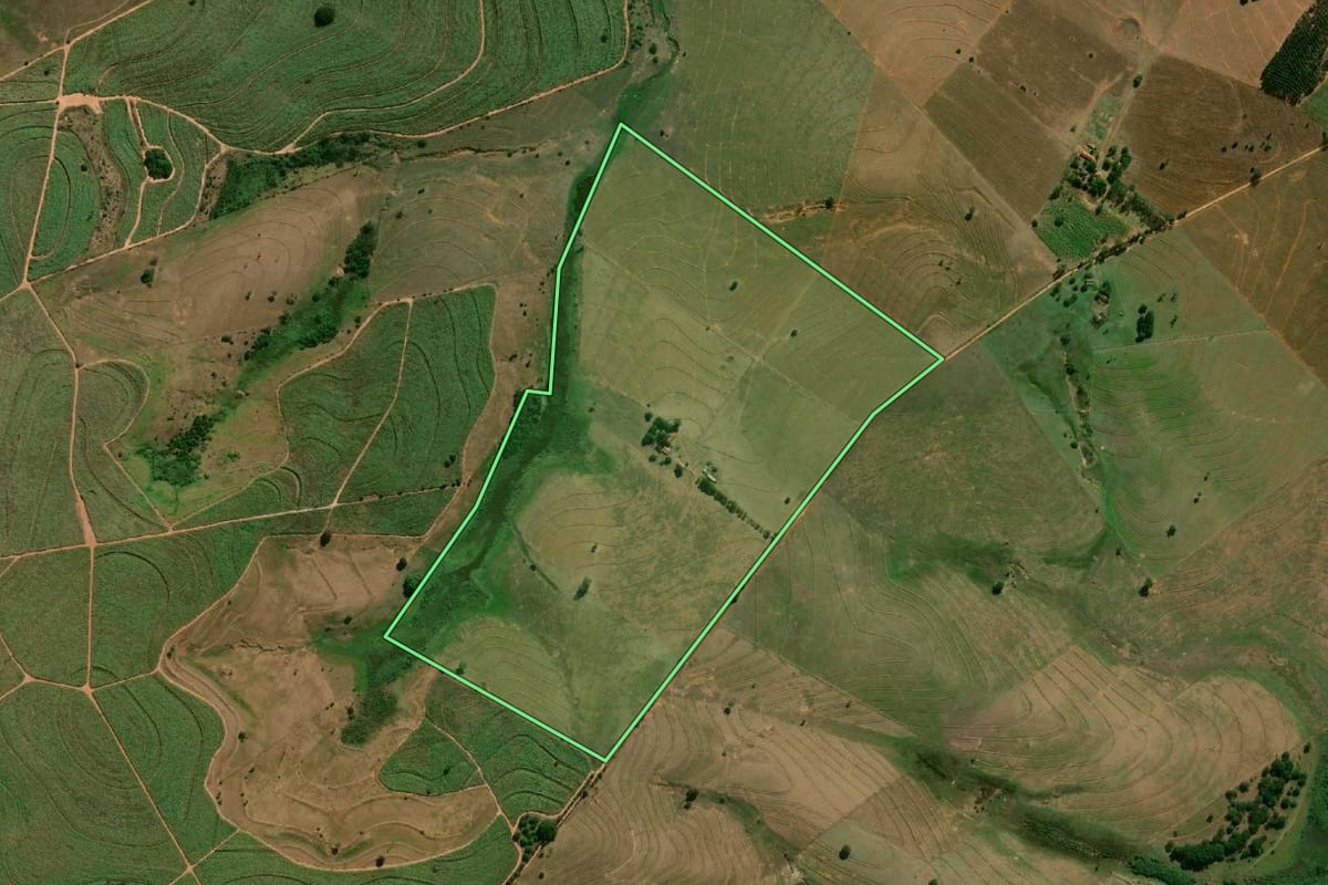Imagem de satélite do imóvel rural em Marabá Paulista (SP), com o contorno declarado no CAR desenhado por cima.