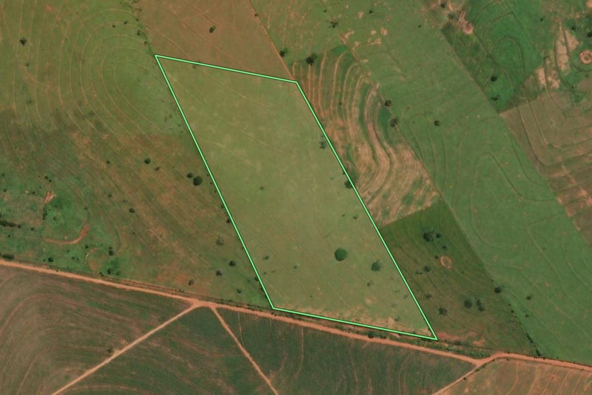 Imagem de satélite do imóvel rural em Marabá Paulista (SP), com o contorno declarado no CAR desenhado por cima.