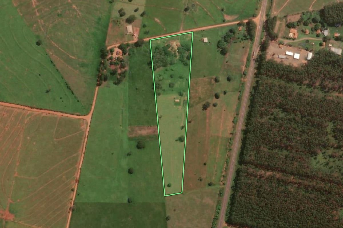 Imagem de satélite do imóvel rural em Marabá Paulista (SP), com o contorno declarado no CAR desenhado por cima.