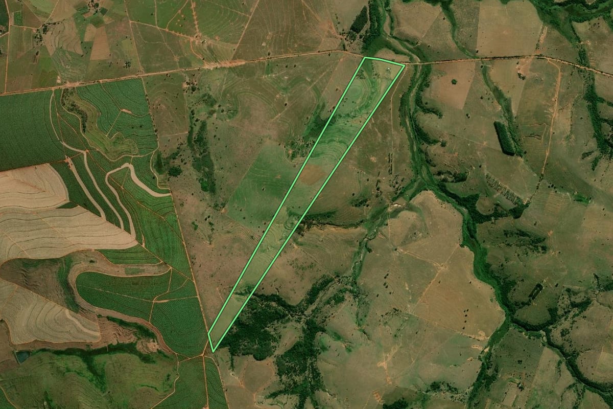 Imagem de satélite do imóvel rural em Marabá Paulista (SP), com o contorno declarado no CAR desenhado por cima.