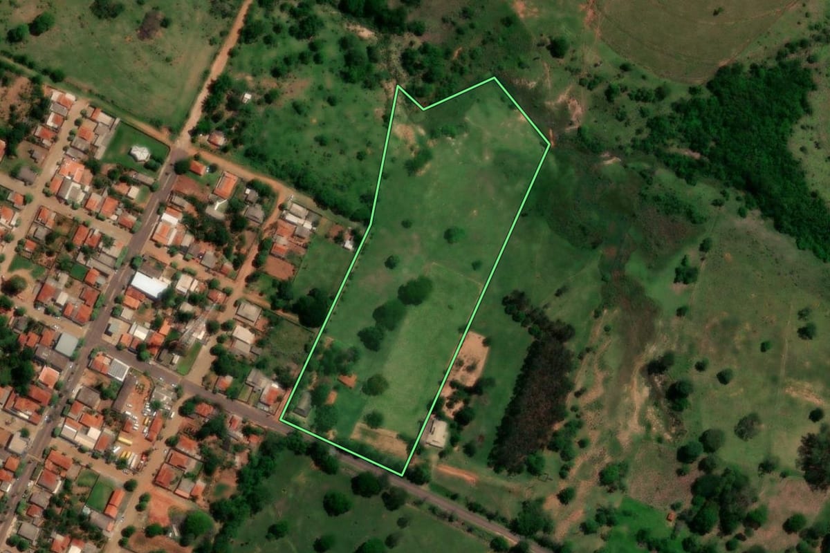 Imagem de satélite do imóvel rural em Marabá Paulista (SP), com o contorno declarado no CAR desenhado por cima.