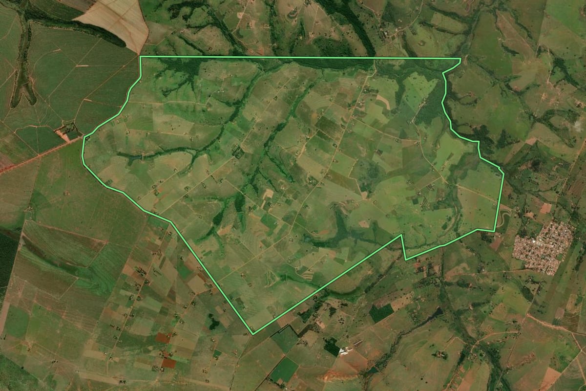 Imagem de satélite do imóvel rural em Marabá Paulista (SP), com o contorno declarado no CAR desenhado por cima.
