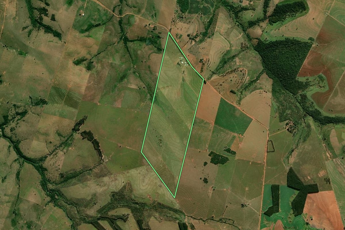 Imagem de satélite do imóvel rural em Marabá Paulista (SP), com o contorno declarado no CAR desenhado por cima.
