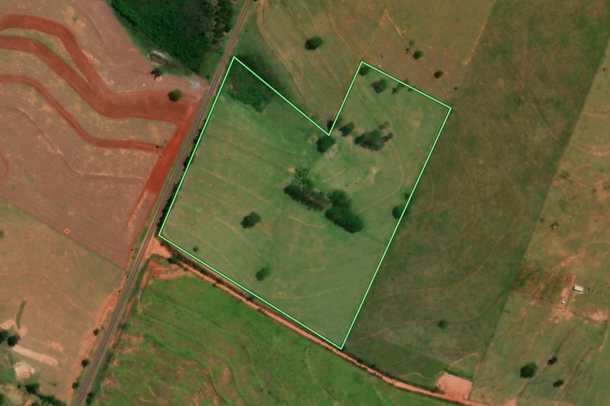 Imagem de satélite do imóvel rural em Marabá Paulista (SP), com o contorno declarado no CAR desenhado por cima.
