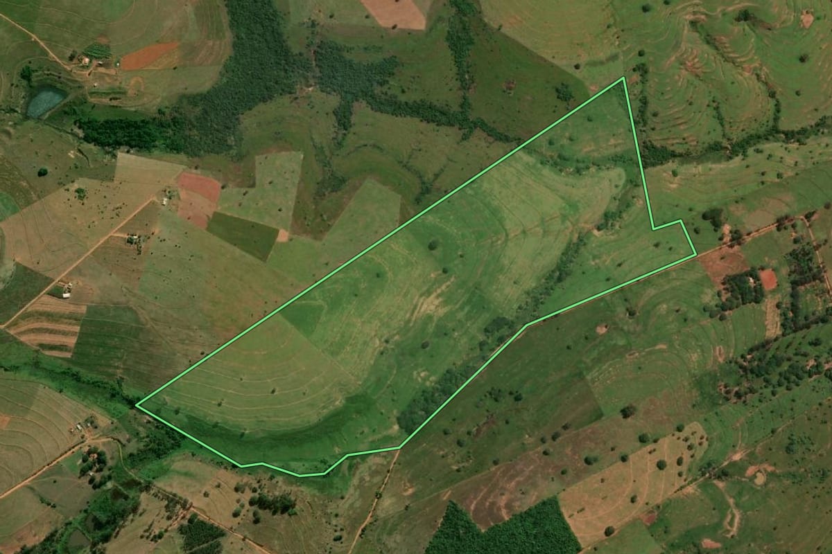 Imagem de satélite do imóvel rural em Marabá Paulista (SP), com o contorno declarado no CAR desenhado por cima.