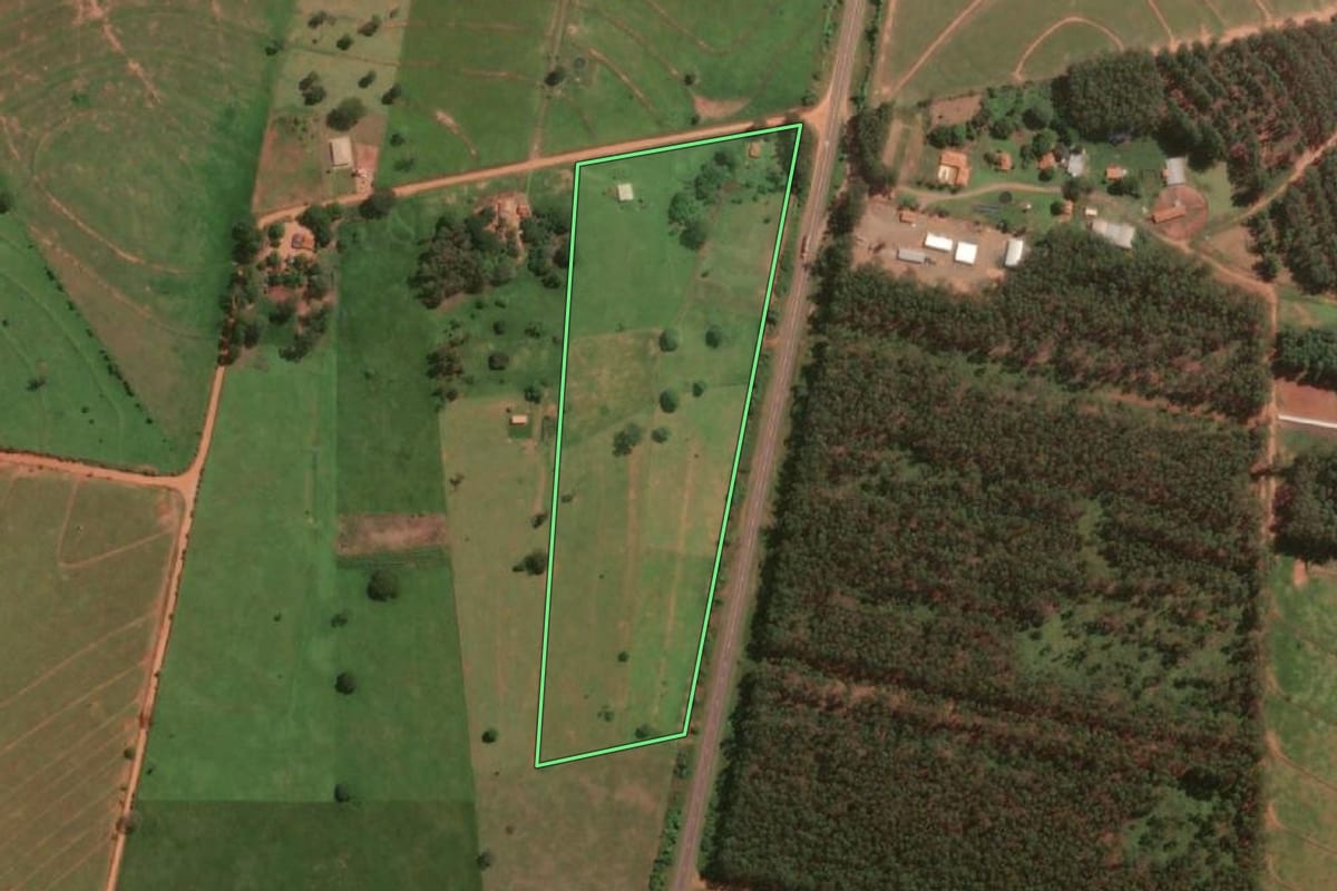Imagem de satélite do imóvel rural em Marabá Paulista (SP), com o contorno declarado no CAR desenhado por cima.