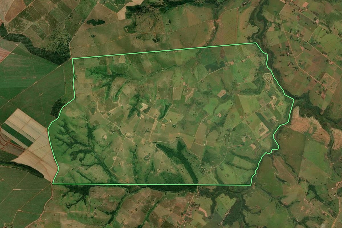 Imagem de satélite do imóvel rural em Marabá Paulista (SP), com o contorno declarado no CAR desenhado por cima.