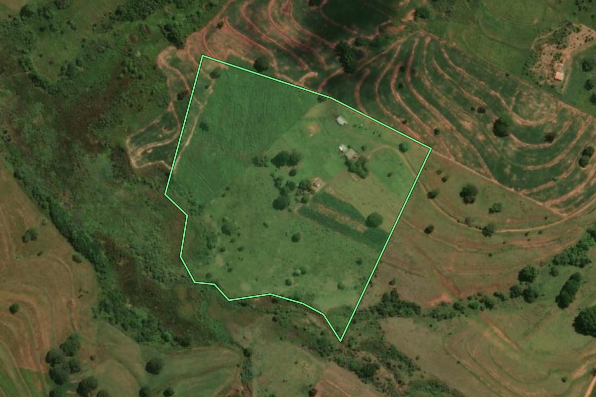 Imagem de satélite do imóvel rural em Marabá Paulista (SP), com o contorno declarado no CAR desenhado por cima.