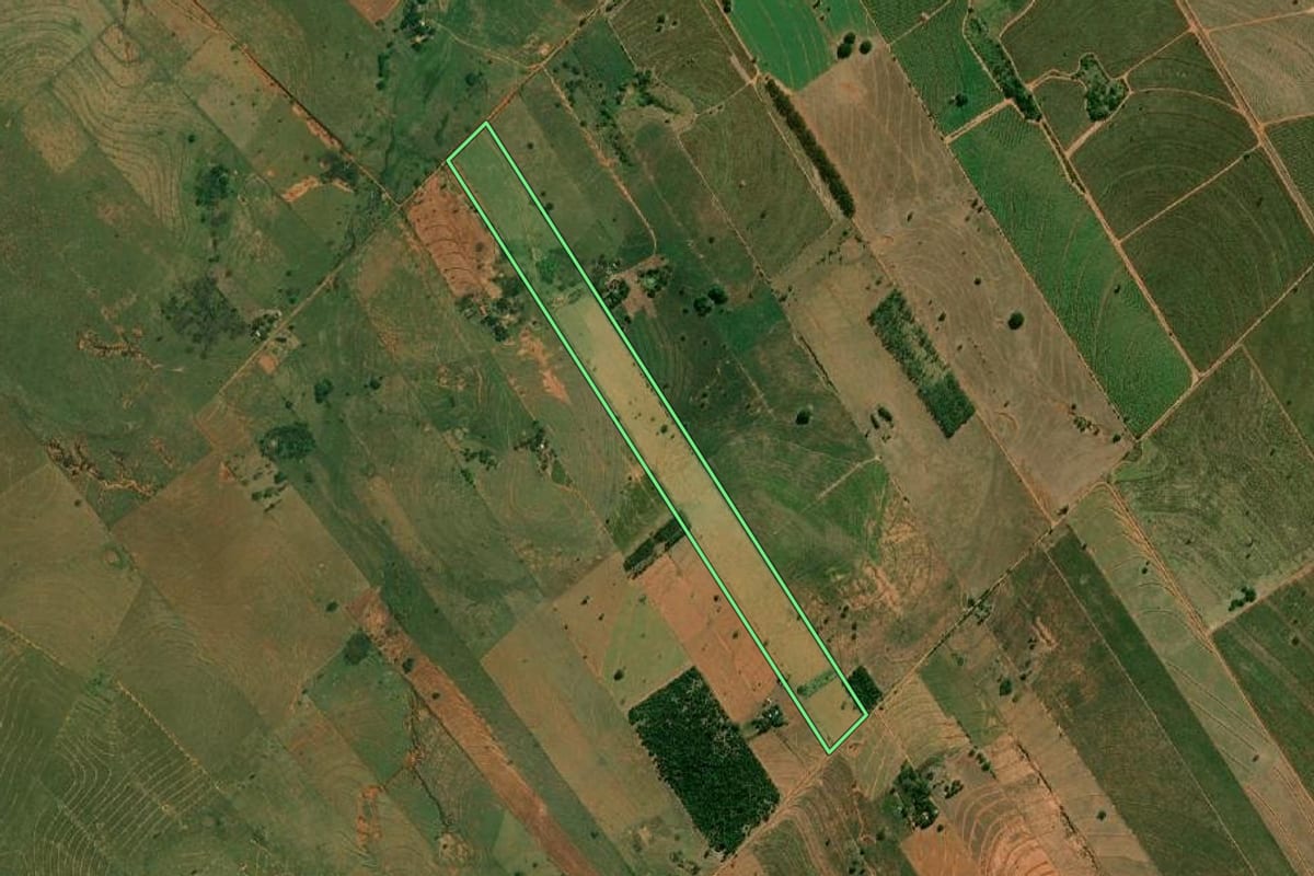 Imagem de satélite do imóvel rural em Marabá Paulista (SP), com o contorno declarado no CAR desenhado por cima.