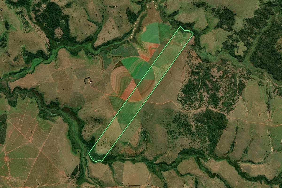 Imagem de satélite do imóvel rural em Marabá Paulista (SP), com o contorno declarado no CAR desenhado por cima.