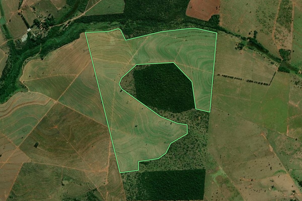 Imagem de satélite do imóvel rural em Marabá Paulista (SP), com o contorno declarado no CAR desenhado por cima.