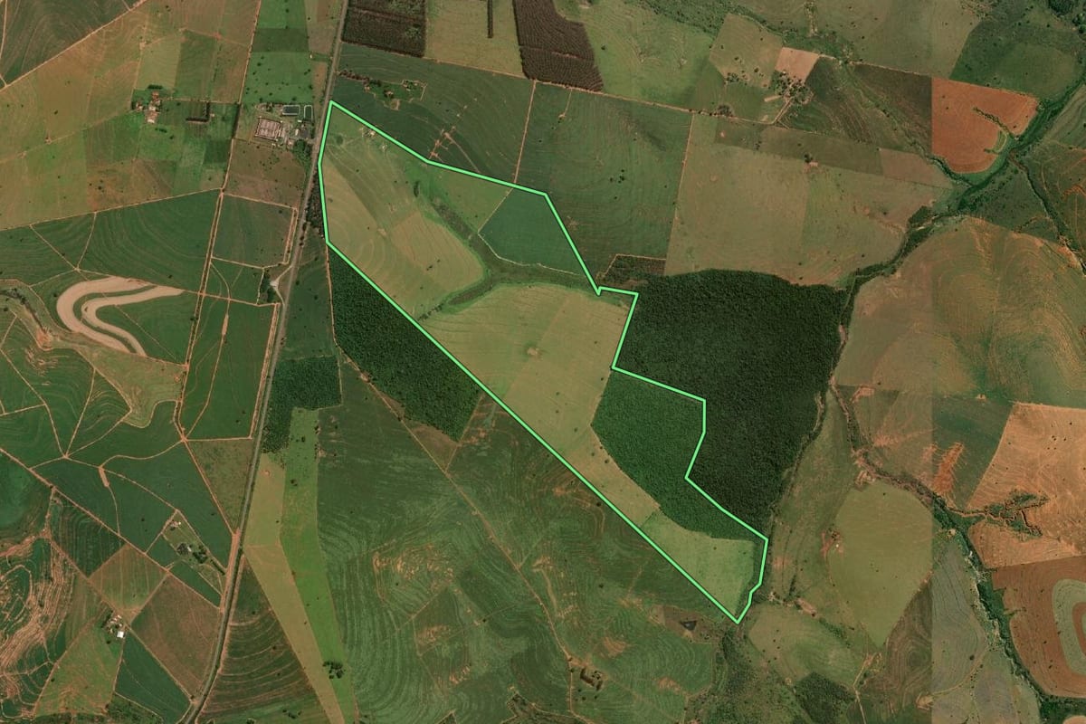 Imagem de satélite do imóvel rural em Marabá Paulista (SP), com o contorno declarado no CAR desenhado por cima.