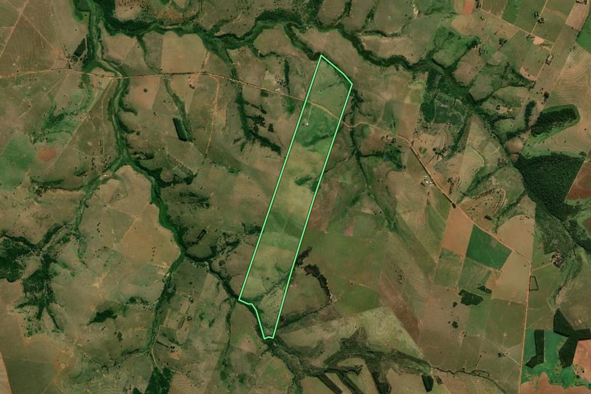Imagem de satélite do imóvel rural em Marabá Paulista (SP), com o contorno declarado no CAR desenhado por cima.