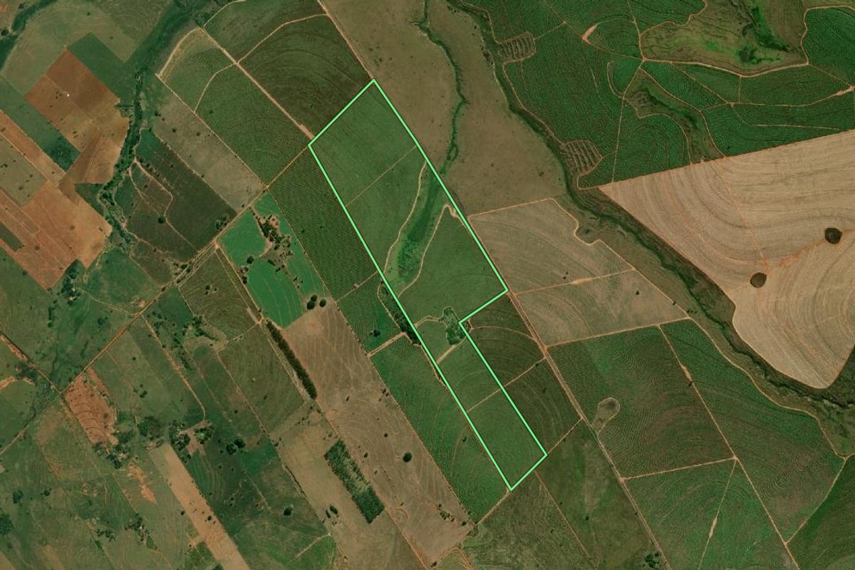 Imagem de satélite do imóvel rural em Marabá Paulista (SP), com o contorno declarado no CAR desenhado por cima.
