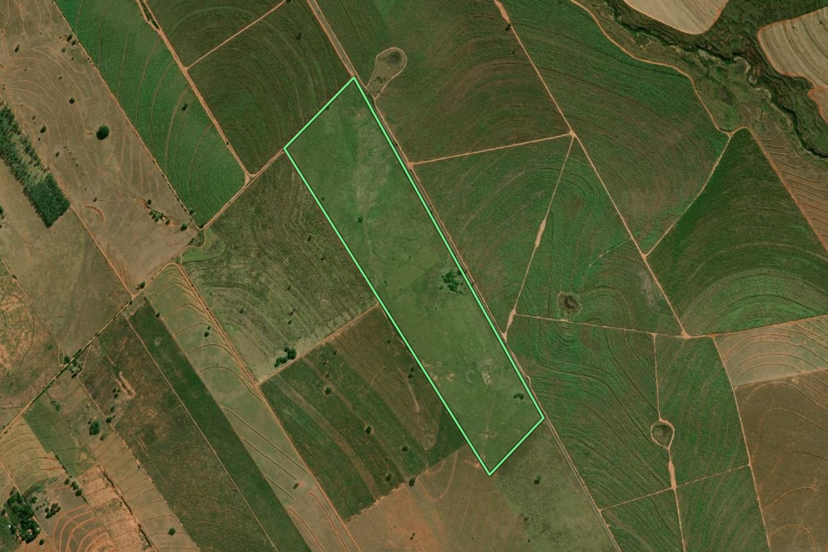 Imagem de satélite do imóvel rural em Marabá Paulista (SP), com o contorno declarado no CAR desenhado por cima.