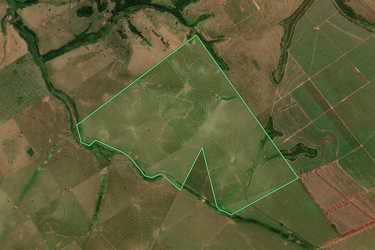 Imagem de satélite do imóvel rural em Marabá Paulista (SP), com o contorno declarado no CAR desenhado por cima.