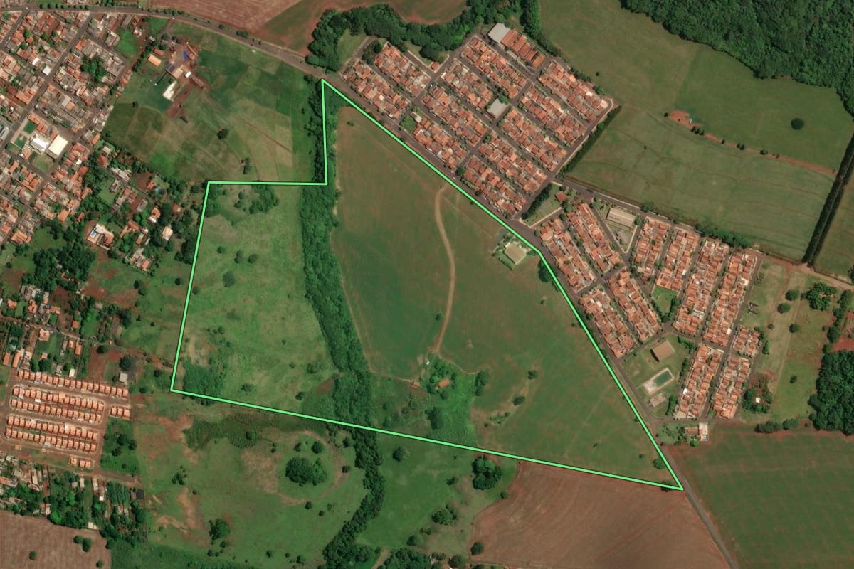 Imagem de satélite do imóvel rural em Maracaí (SP), com o contorno declarado no CAR desenhado por cima.
