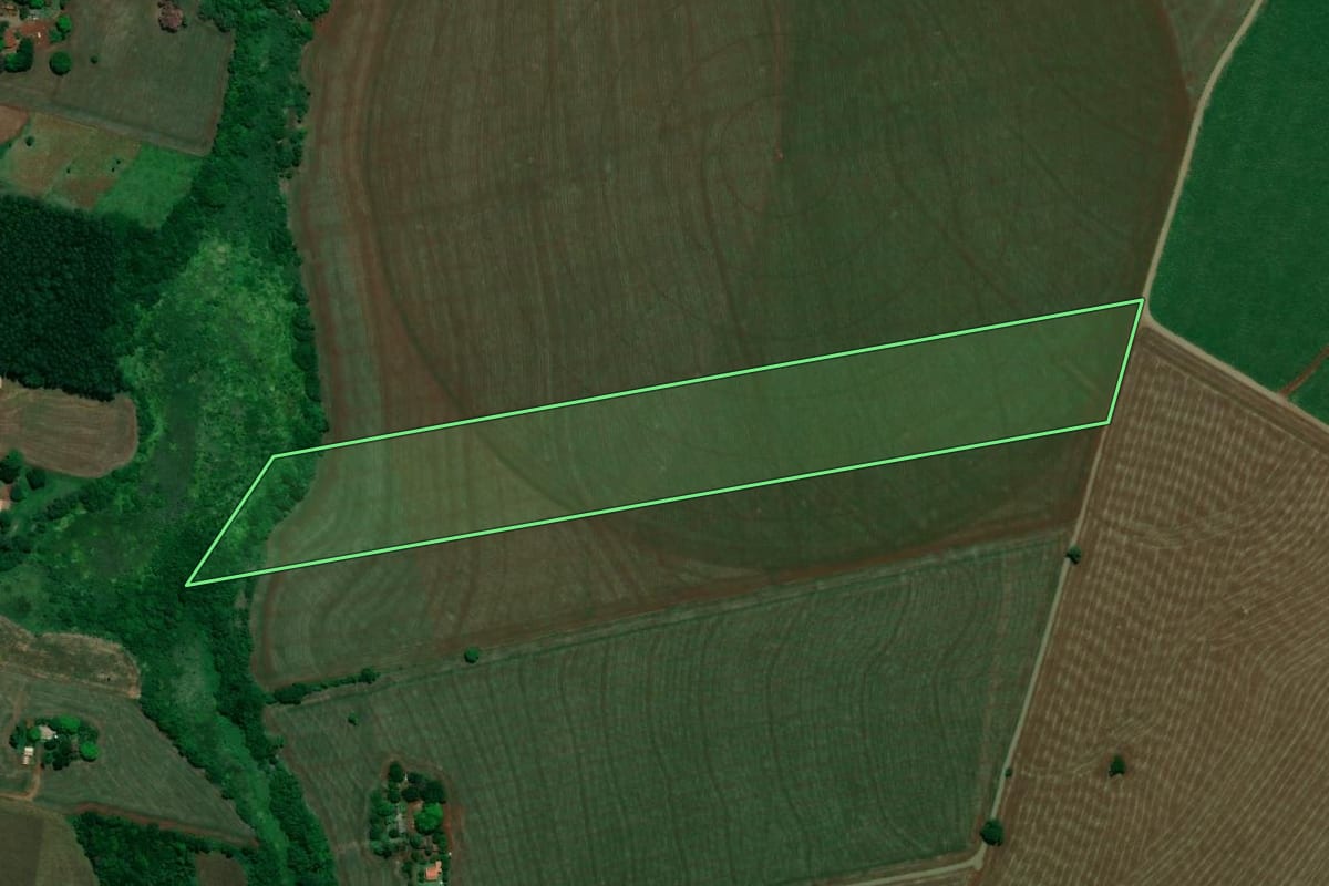 Imagem de satélite do imóvel rural em Maracaí (SP), com o contorno declarado no CAR desenhado por cima.