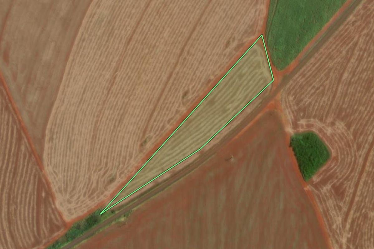 Imagem de satélite do imóvel rural em Maracaí (SP), com o contorno declarado no CAR desenhado por cima.
