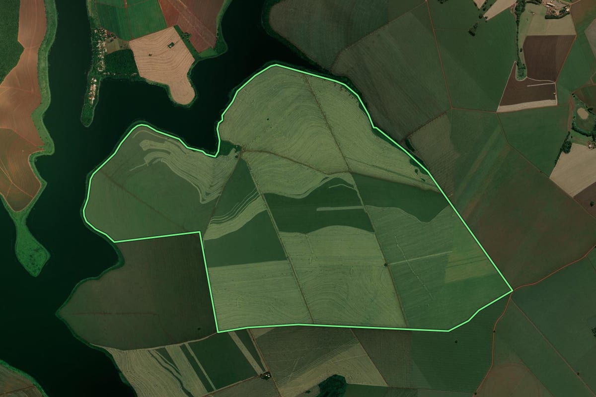 Imagem de satélite do imóvel rural em Maracaí (SP), com o contorno declarado no CAR desenhado por cima.