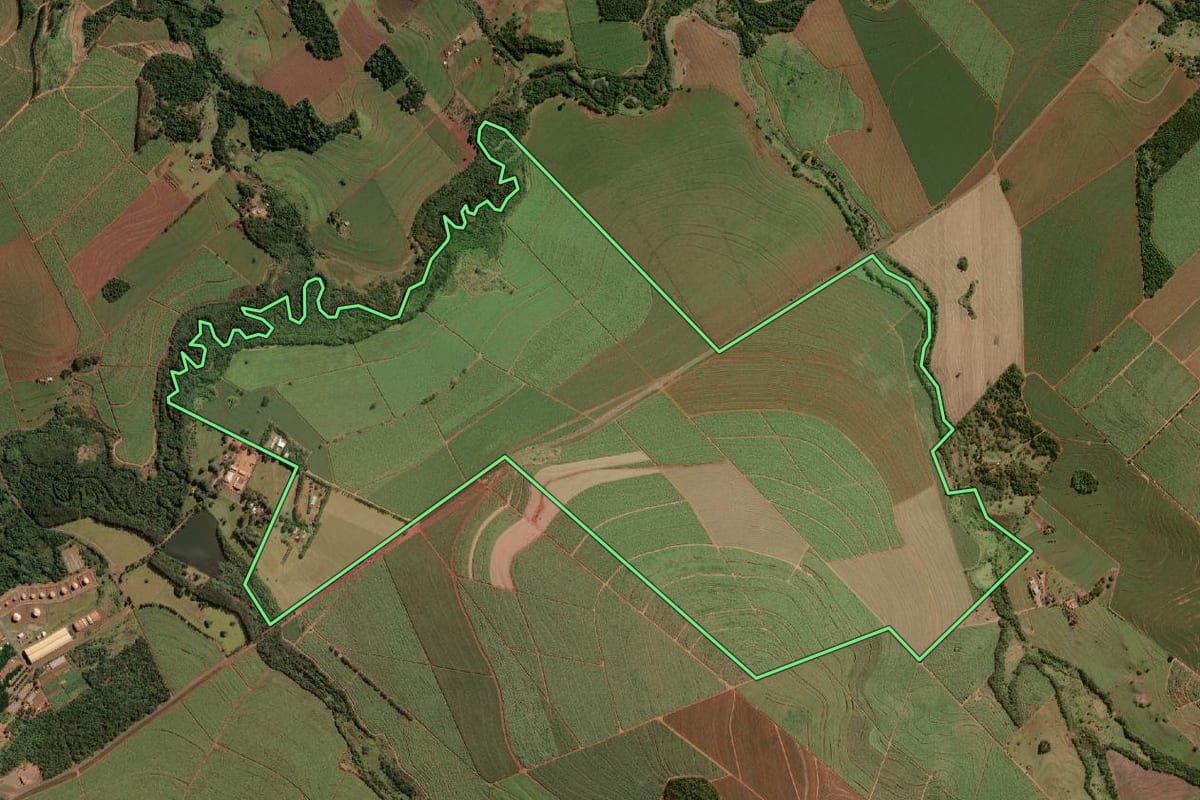 Imagem de satélite do imóvel rural em Maracaí (SP), com o contorno declarado no CAR desenhado por cima.