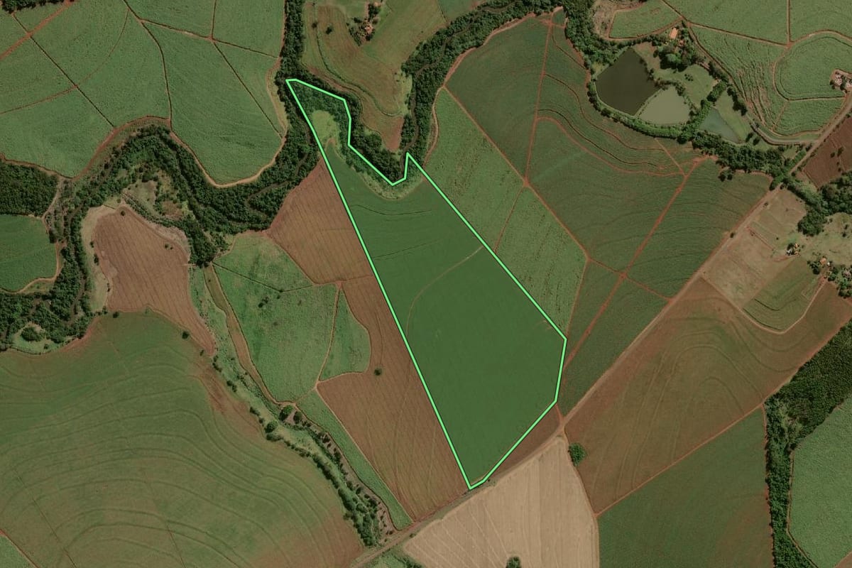 Imagem de satélite do imóvel rural em Maracaí (SP), com o contorno declarado no CAR desenhado por cima.