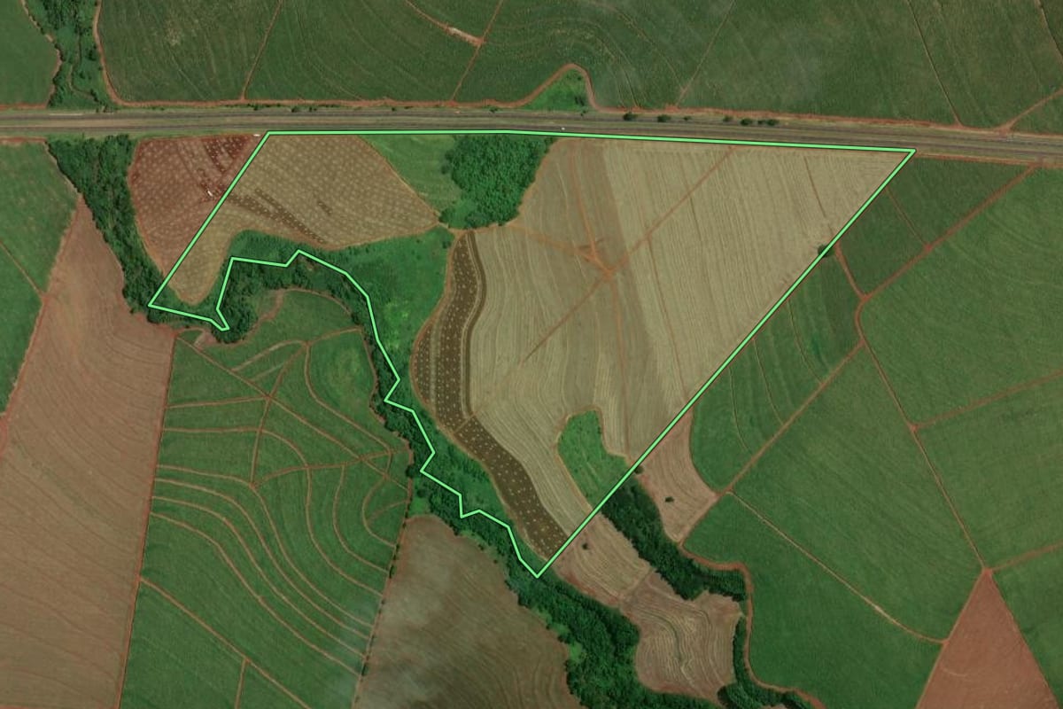 Imagem de satélite do imóvel rural em Maracaí (SP), com o contorno declarado no CAR desenhado por cima.