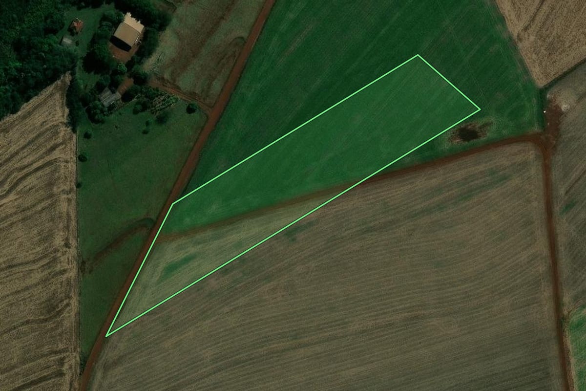 Imagem de satélite do imóvel rural em Maracaí (SP), com o contorno declarado no CAR desenhado por cima.
