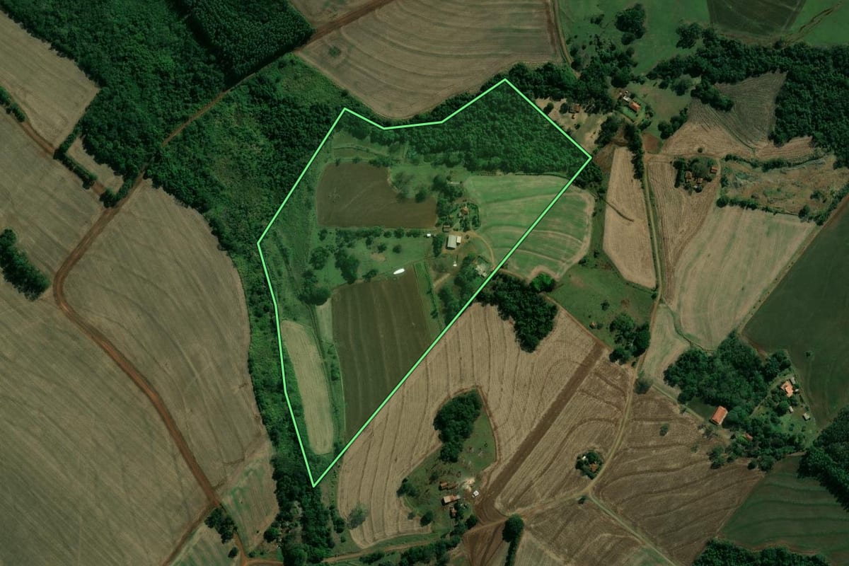 Imagem de satélite do imóvel rural em Maracaí (SP), com o contorno declarado no CAR desenhado por cima.